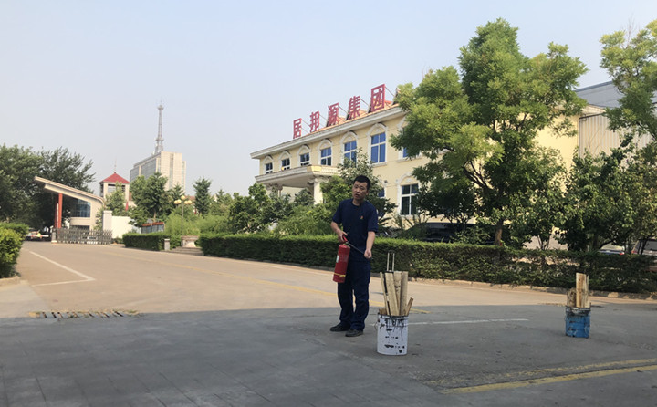 教官重點對消防法律法規(guī)、防火常識、逃生自救、滅火器的使用方法以及發(fā)生火災(zāi)時如何報火警、如何撲救初期火災(zāi)等消防常識進(jìn)行了詳細(xì)的講解。