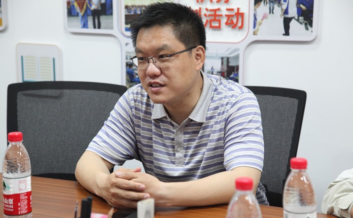 韓主任感謝集團付出的同時對集團防控安全工作進行了細(xì)致的了解，并叮囑企業(yè)一定要嚴(yán)格按照上級防控布署要求穩(wěn)抓落實各項工作.JPG
