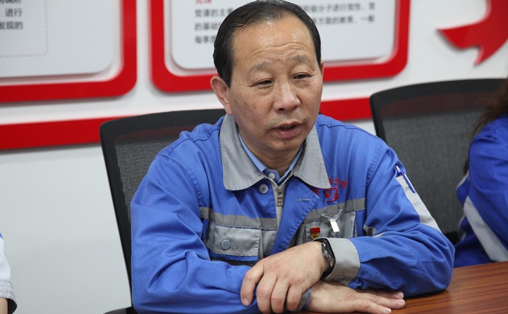 景奉全書記表示，錦旗代表著社區(qū)和群眾對我們參與疫情防控工作的認(rèn)可，也代表著一份責(zé)任和激勵。今后，我們會與街道、社區(qū)攜手，抓實抓細(xì)常態(tài)化疫情防控工作及社區(qū)志愿服務(wù)活動，爭做社區(qū)“好幫手”、群眾“貼心人”，用實際行動筑牢疫情防控防線，切實守護人民群眾健康安全.JPG