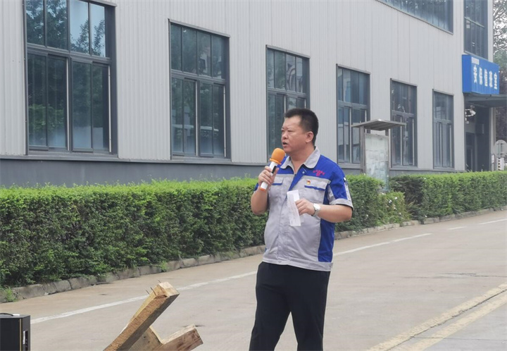 孫總表示安全無小事，安全只有現(xiàn)在，永遠(yuǎn)沒有“下一次”。時刻牢記安全紅線，把安全放在心中、握在手上，及時消除各種隱患，杜絕違規(guī)操作。掌握安全知識和技能，是實現(xiàn)安全生產(chǎn)的前提，大家一定要牢記