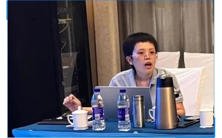 會(huì)議開始，辦公室主任李昌鳳公布銷售數(shù)據(jù)。在疫情形勢(shì)相當(dāng)嚴(yán)峻的情況下，十一的銷售額對(duì)比去年同期仍有很大的進(jìn)步。李主任表示疫情，既是考驗(yàn)，也是危機(jī)，各部門需要通力配合，團(tuán)隊(duì)協(xié)作，為完成今年既定銷售額而竭盡全力。.jpg