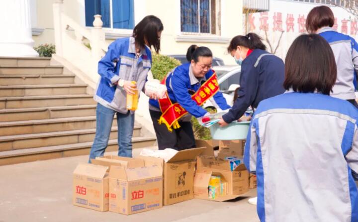 活動在一片歡聲笑語中進行，每一位女神都收到了公司準備的愛心玫瑰和禮物。.jpg