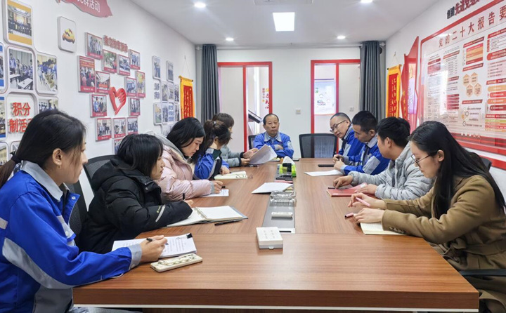 今后，要通過(guò)搭建“工事共辦”議事廳，把工作落實(shí)做細(xì)，讓一線職工說(shuō)出所思所想、所需所盼，進(jìn)而采取更接地氣、更加務(wù)實(shí)的舉措，解決好職工群眾急難愁盼問(wèn)題，不斷增強(qiáng)職工的獲得感、幸福感和安全感.jpg