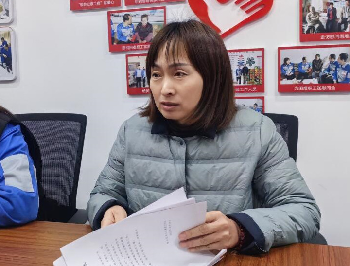 “我們不僅可以解決職工文體活動(dòng)問(wèn)題，同時(shí)根據(jù)職工生活工作各方面的的合理需求，線上線下工會(huì)收集，發(fā)揮黨工團(tuán)合力，一件一件地推動(dòng)辦理、一項(xiàng)一項(xiàng)地協(xié)調(diào)解決。”集團(tuán)工會(huì)副主席、工事共辦副組長(zhǎng)雷廣妮說(shuō)道。.jpg