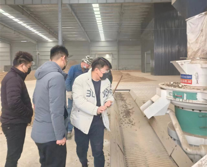 在顆粒機生產(chǎn)線制粒現(xiàn)場，回訪團隊與客戶實地查看設(shè)備運行情況，對運行中出現(xiàn)過的一些情況進(jìn)行現(xiàn)場答疑和討論交流。最后，客戶對本次回訪工作給予肯定，雙方希望后續(xù)能有更多面對面交流的機會。.jpg